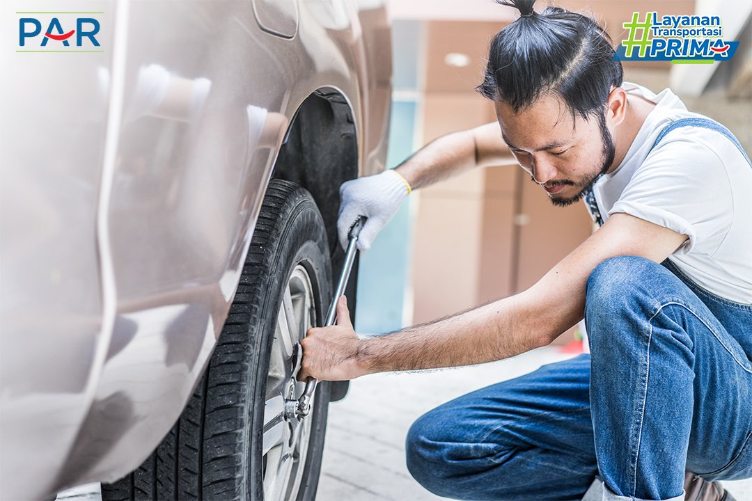 cara mengganti ban mobil