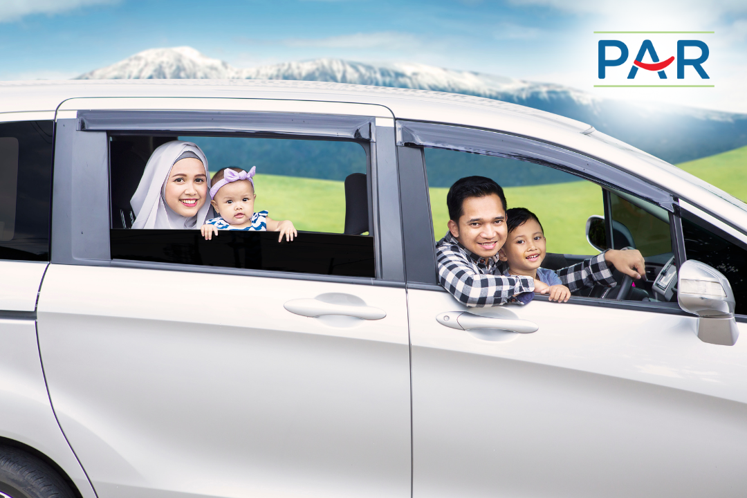 Keluarga sedang berlibur dengan sewa mobil untuk perjalanan hemat dan nyaman