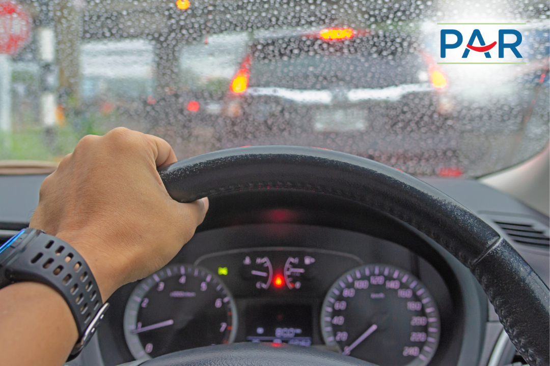 Cara aman menghadapi genangan air dan menghindari aquaplaning.